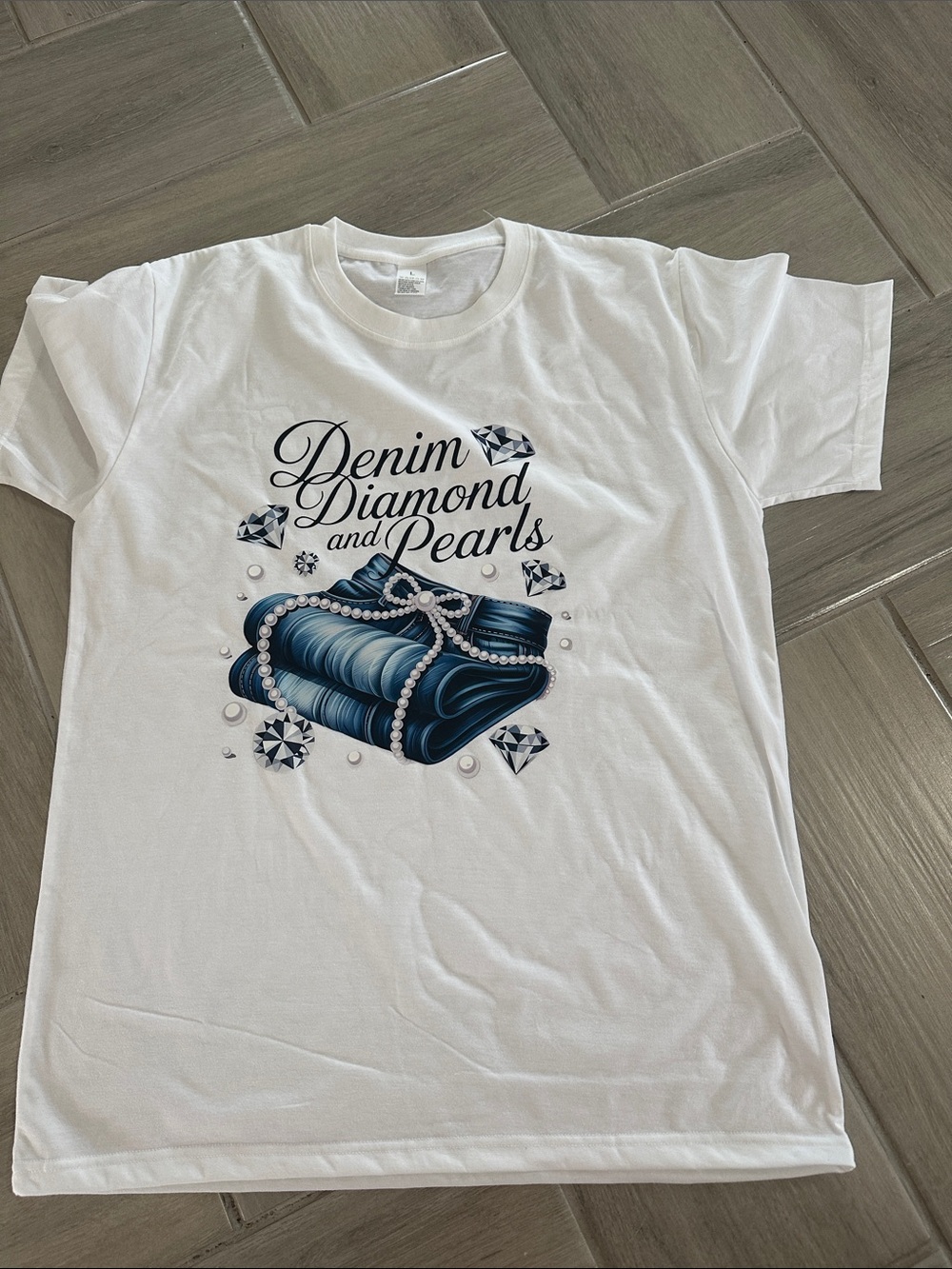 🚨2 for $10 🚨NWOT White crisp tee shirt Denim Diamond 💎 Pearls